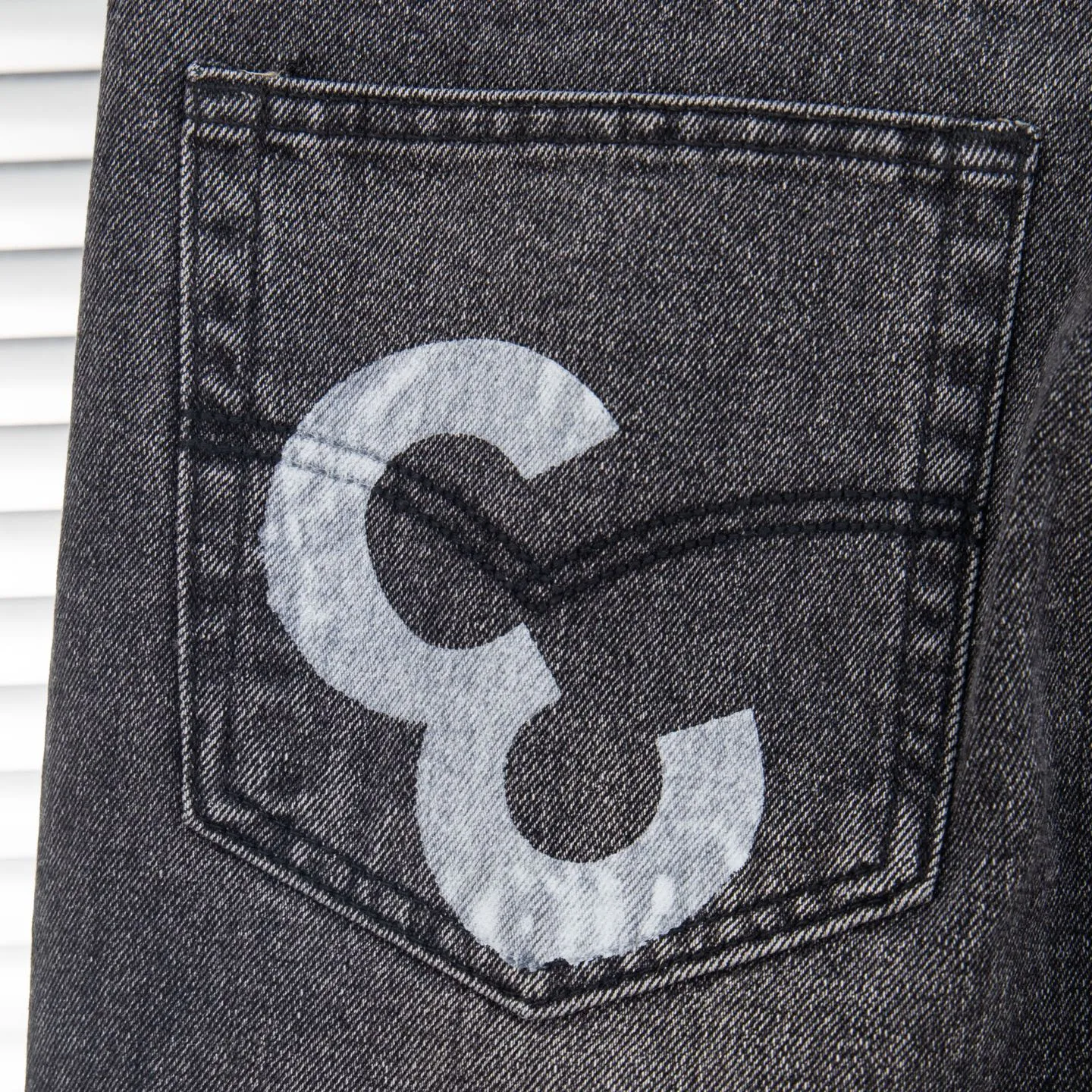 P260 Chrome Hearts Chrome Hearts Jeans Purple Matty Boy Sex Records Rivet Style Work Jeans CH Jeans need to be disassembled and washed before being dismantled and hand-stitched with sheepskin cross leather and then spliced ​​together to complete. The whole piece has too many craftsmanship to explain. The cabinet price is 16W+ level, patchwork cross pattern embellishment, high-waisted washed jeans! ! Absolutely high-end luxury products, 8W+ level god-level items, super popular products, made with top heavy industry, a magic weapon that cannot be missed. About Kroxin This is an extremely luxurious fashion brand, which can also be called the aristocrats of the high street. It has always been an exclusive brand for some hipsters or rich second generation. Compared with ordinary high streets, it is more luxurious and noble. Compared with luxury brands, it has a more fashionable personality and has always been a brand that I have a special liking for. Style number: 1761# Size: 28 30 32 34 36